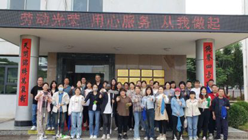 “劳动光荣、用心服务、从我做起” 香港免费资料全年大全药业五一大扫除